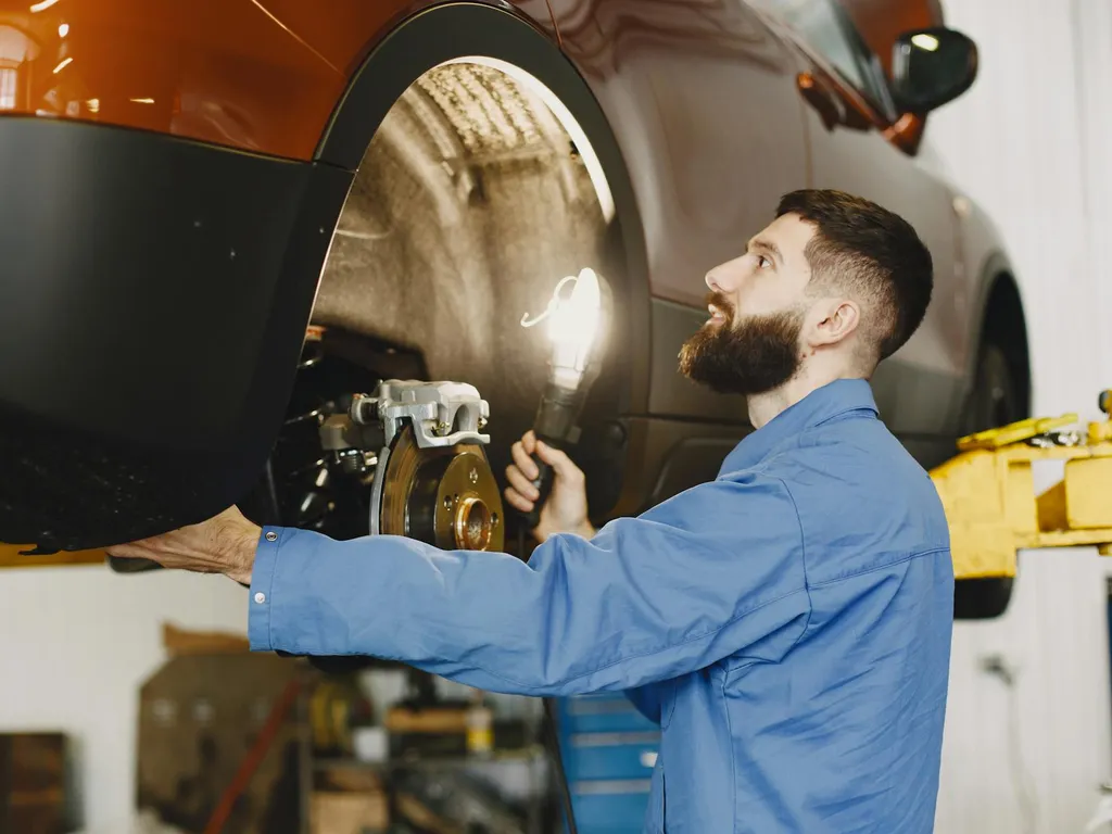 Fuite sous la voiture à l'avant droit : identifier le liquide, évaluer l'urgence et agir sans se tromper