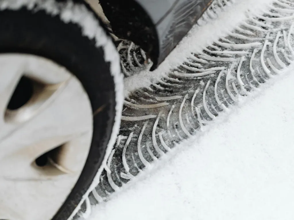 Pneu hiver ou pneu 4 saisons, quelles différences et lequel choisir selon votre climat et votre budget ?